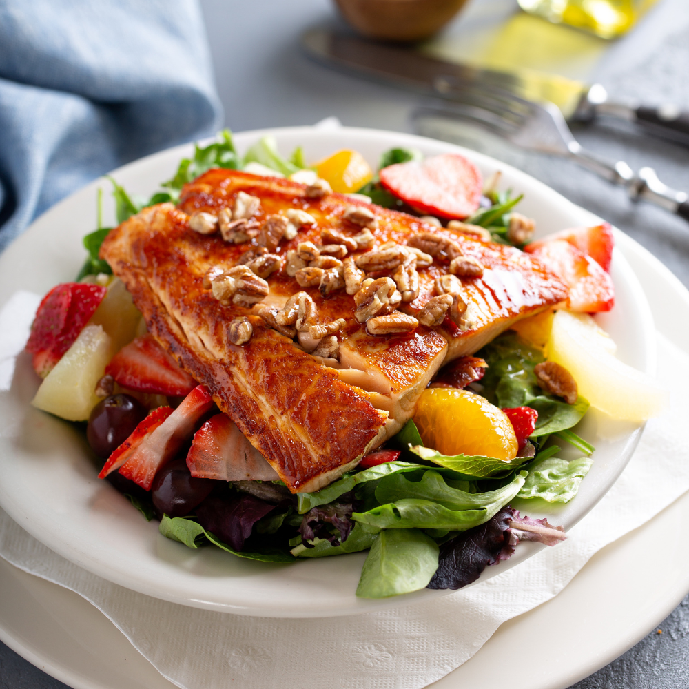 Saumon laqué à l’érable, moutarde et crumble sucré-salé